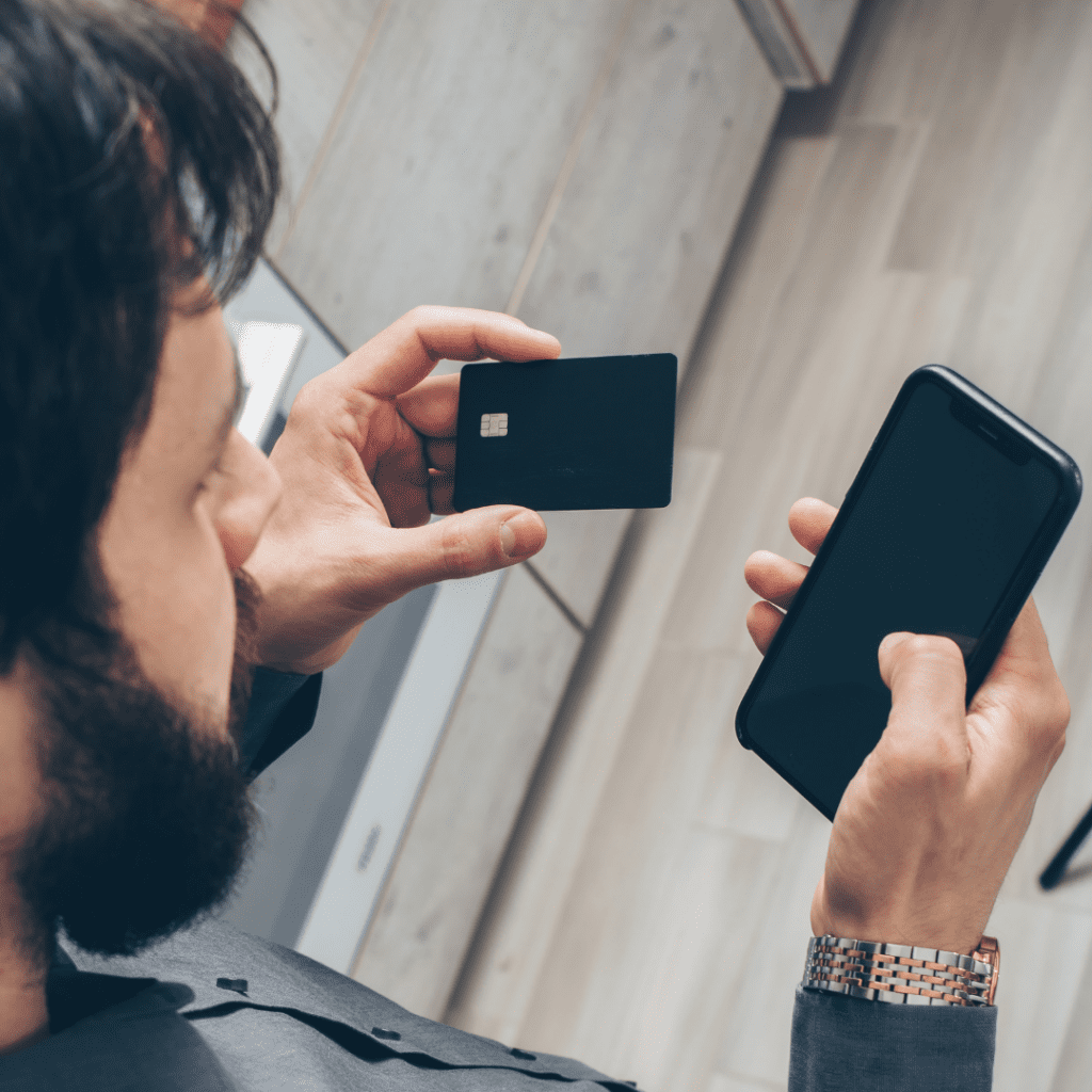 Interior de oficina jurídica con papeles y pantalla de ordenador — Representación de abogados que preparan una denuncia penal por estafa financiera.